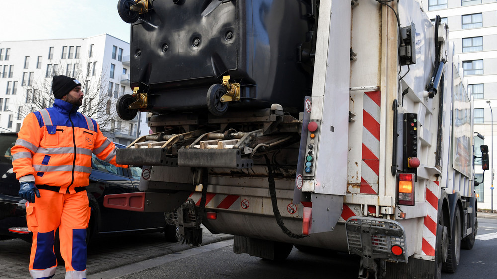 Das winterliche Wetter sorgt für Probleme bei der Müllabfuhr im Landkreis Fulda (Symbolbild). 