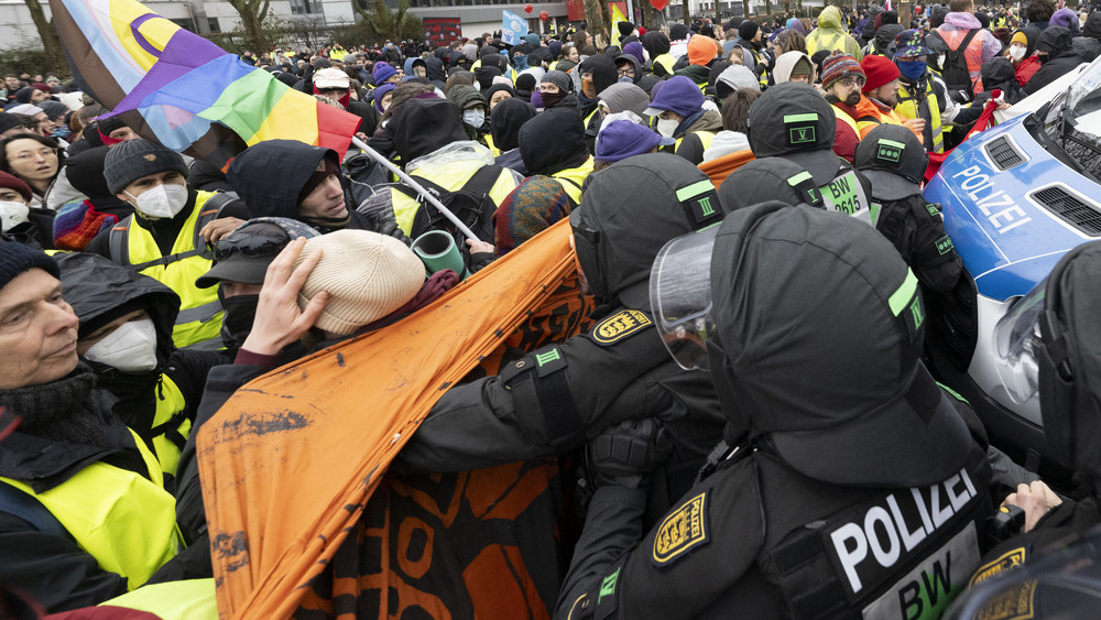 Bei der Gründung der Bundesorganisation der “Generation Deutschland” in Gießen Ende November 2025 war es zu teils heftigen Ausschreitungen gekommen.