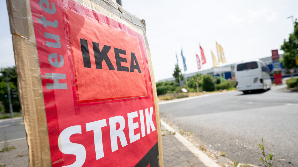 «Ikea Streik» steht während eines Warnstreiks vor der Ikea-Firmenzentrale in Hofheim-Wallau an der Einfahrt auf einem Schild.