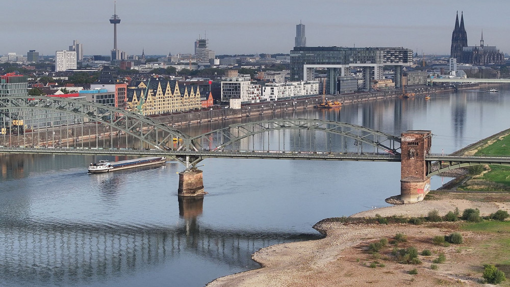 Rhein mit Rekordtiefstand in Köln