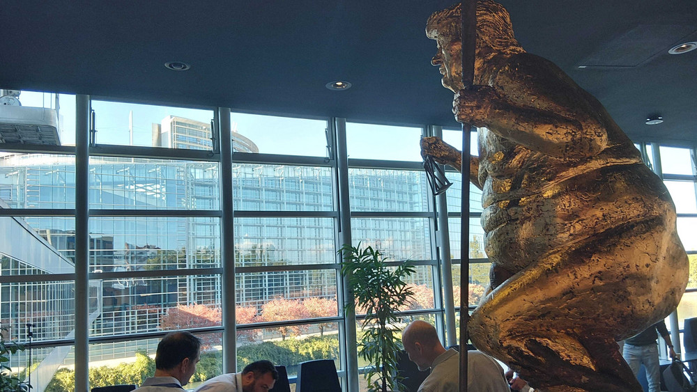 Die Statue "The Orange Plague" des dänischen Künstlers Jens Galschiøt , die einen nackten, vergoldeten Donald Trump zeigt, wird im Europaparlament ausgestellt. Die mit Gold überzogene Statue soll an dem belebten Knotenpunkt einige Tage stehen.