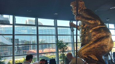 Nackte Trump-Statue steht im EU-Parlament