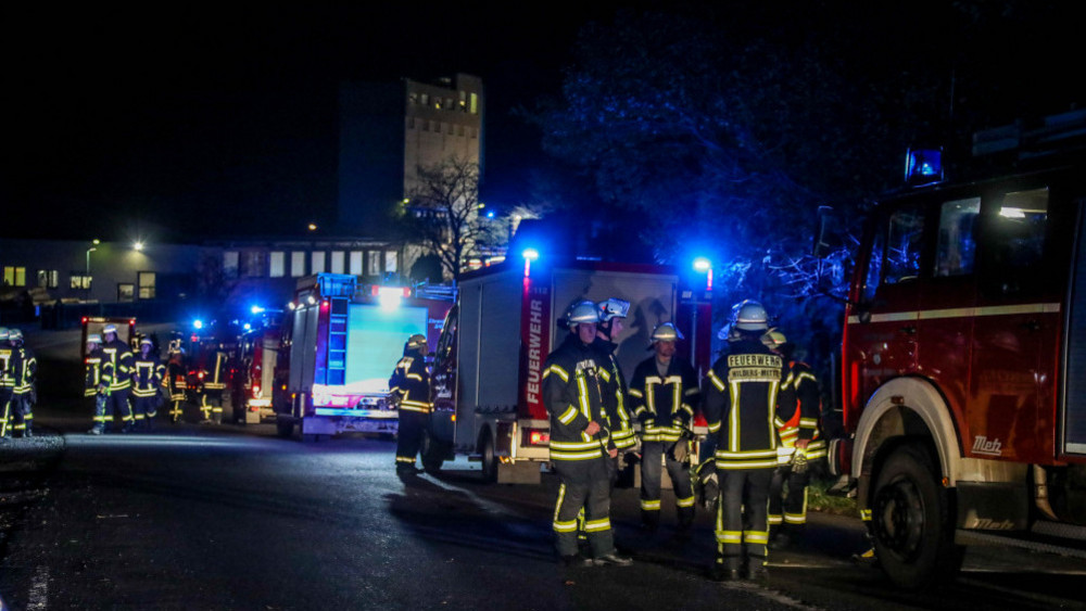 Brand in Spänebunker in Poppenhausen: Mehrere Einsatzwagen der Feuerwehr und Einsatzkräfte. 
