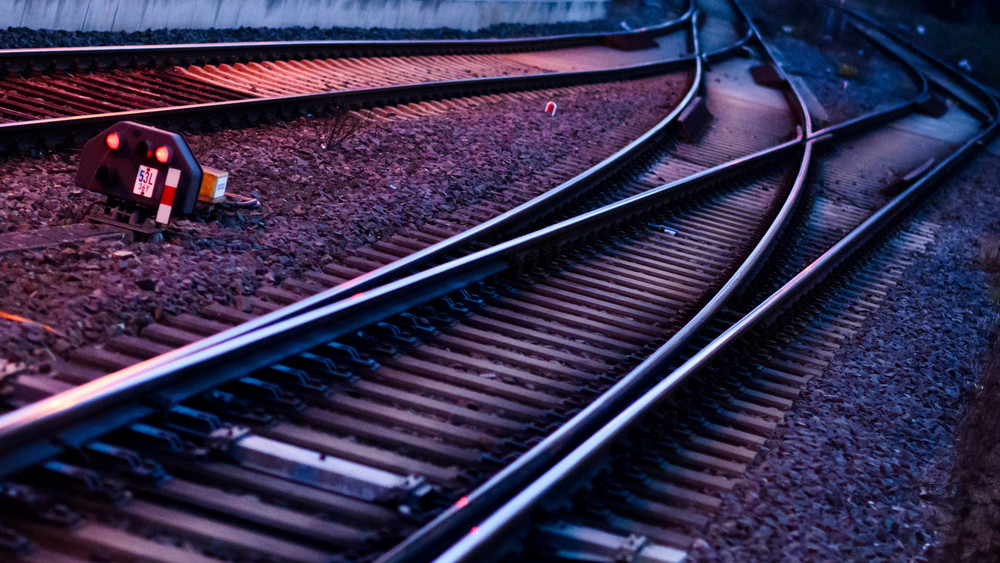 Auch die Bahnstrecke zwischen Mainz-Römisches Theater und Mainz-Weisenau wurde nach dem Unfall gesperrt (Symbolbild).