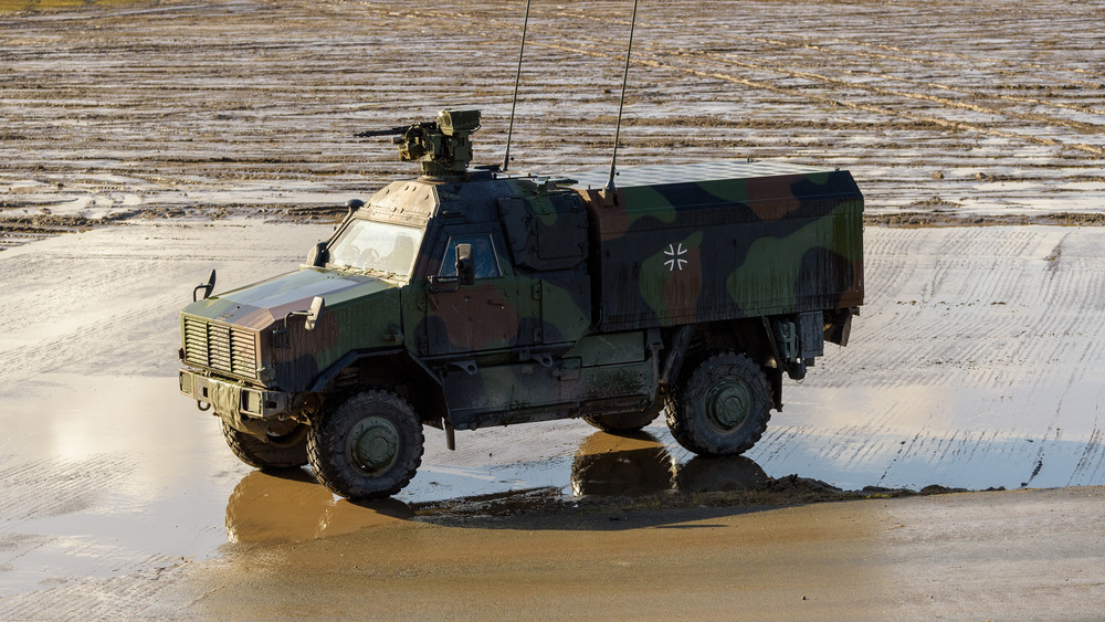 50 dieser bewaffneten Transport-Fahrzeuge mit Namen Dingo will die Bundesregierung an die Ukraine liefern. Die Soldaten werden in Deutschland daran ausgebildet.
