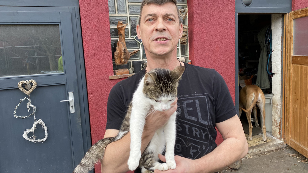 Besitzer Stephan Echtermeyer mit (Abenteuer-)Katze Wanda: Zug fahren macht ihr aber offensichtlich mehr Spaß als das Posieren fürs Foto.