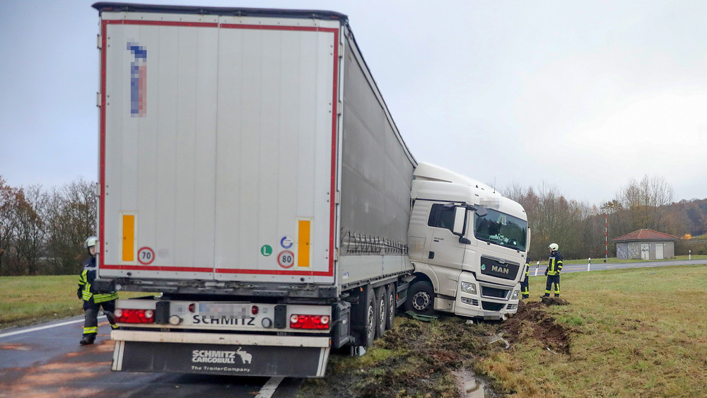 Auf der A7 am Autobahndreieck Fulda ist ein LKW auf einer Ölspur ins Rutschen gekommen und in einem Graben gelandet.