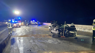 Auto kracht auf A7 in LKW-Heck - Fahrer verletzt