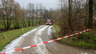 Unter Baumstamm eingeklemmt: Mann stirbt nach Unglück in Kleinsassen