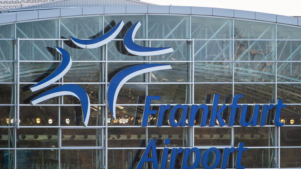 Der Frankfurter Flughafen bleibt eine Riesen-Baustelle: Nach der Eröffnung des neuen Terminal 3 soll das Terminal 2 grundsaniert werden. Das hat der Betreiber Fraport mitgeteilt.