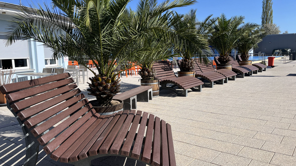 Das Rosenbad in Fulda startet traditionell am 1. Mai in die Saison - neu sind zum Beispiel diese Relax-Liegen. 