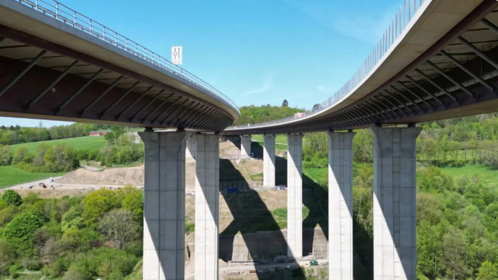 Über 20 Meter wird die zweite Brückenhälfte verschoben. Sie gleitet dabei auf Teflonplatten, die als Gleitkissen auf die Brückenpfeiler montiert wurden.