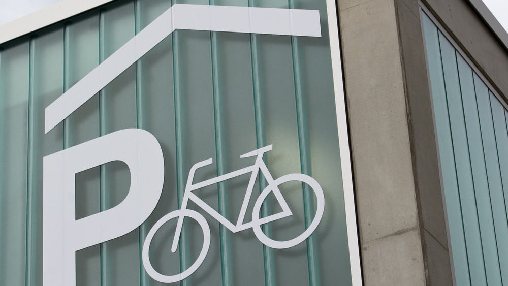 In Kassel soll bis Ende des Jahres ein neues Fahrradparkhaus in der Innenstadt entstehen. (Symbolbild)