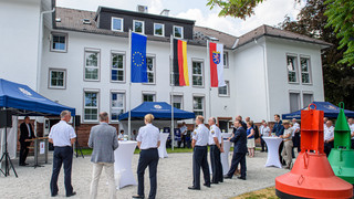 Wiesbaden: Wasserschutzpolizei zu Land mit modernem Gebäude