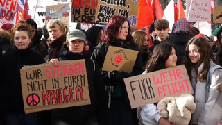Jugend gegen Wehrpflicht: Proteste vor dem Hamburger Rathaus