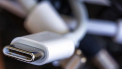 Keine Ladegeräte mehr dabei: Neue Regel gilt ab Mai 2026