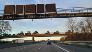 Protest der Landwirte an A5: Bauern demonstrieren auf Autobahnbrücken