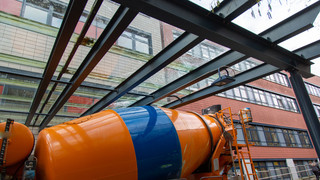 Betonmischer bleibt in Lauterbach an Glasdach hängen