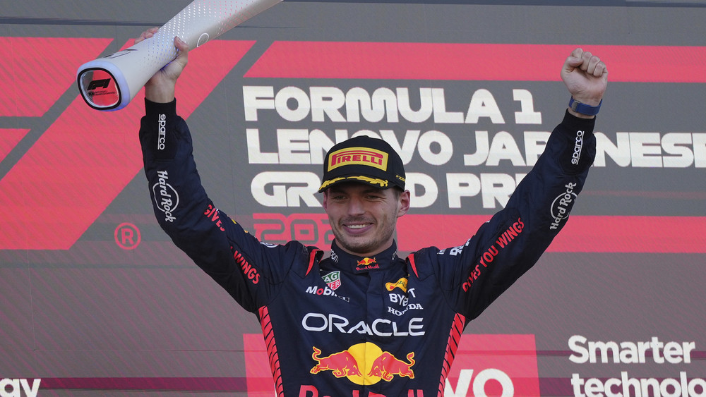 Max Verstappen aus den Niederlanden vom Team Red Bull feiert auf dem Podium nach seinem Sieg.