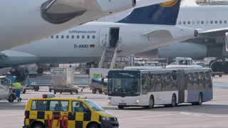 Bus kollidiert mit Flugzeug am Frankfurter Flughafen