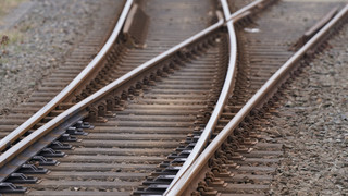 Hainburg/Seligenstadt: Mann läuft an Gleisen und sorgt für Bahn-Stopp