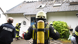 Bad Münstereifel: Mann sticht auf Frau und Kinder ein und legt Feuer