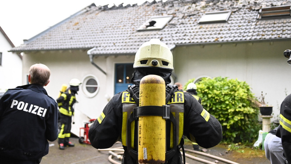 Schreckliches Verbrechen in Bad Münstereifel: Dort soll ein Familienvater auf seine Frau und zwei seiner drei Kinder eingestochen haben und dann die Wohnung in Brand gesetzt haben. 