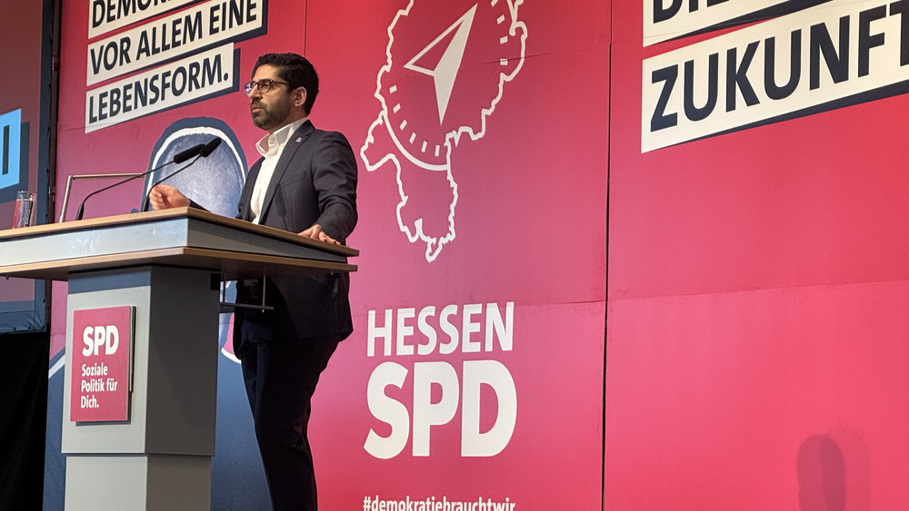 Kaweh Mansoori hat sich erneut zum stellvertretenden Parteichef wählen lassen - mit einem schwachen Ergebnis allerdings.