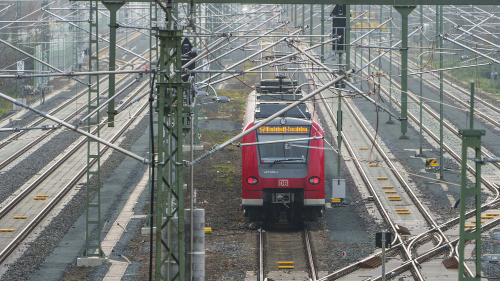 Eine S-Bahn fährt Richtung Bahnhof Walldorf. Auf der generalsanierten Riedbahn rollt der Zugverkehr wieder.