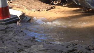 «14 Wohnhäuser mit Wasser vollgelaufen»: Volle Keller und kein Strom nach Rohrbruch in Berlin-Spandau