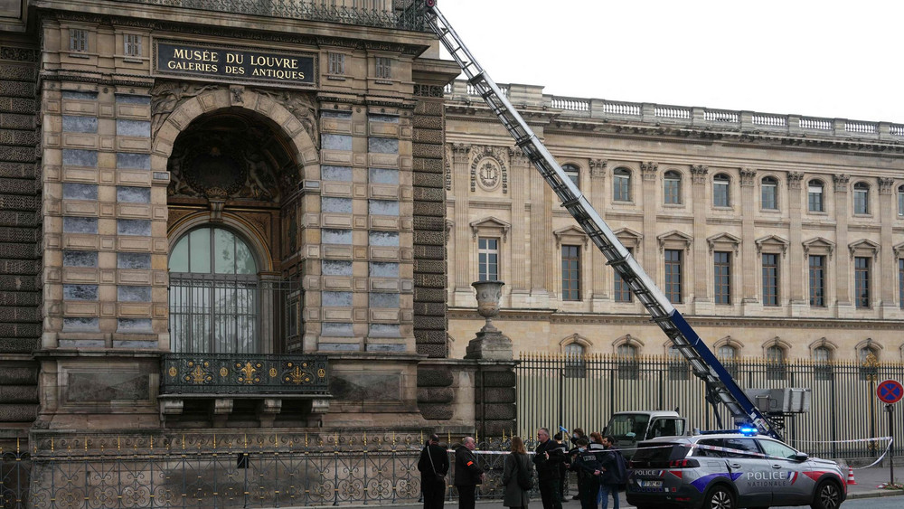 Nach dem spektakulären Blitz-Einbruch in den Pariser Louvre ist die Polizei vor Ort.