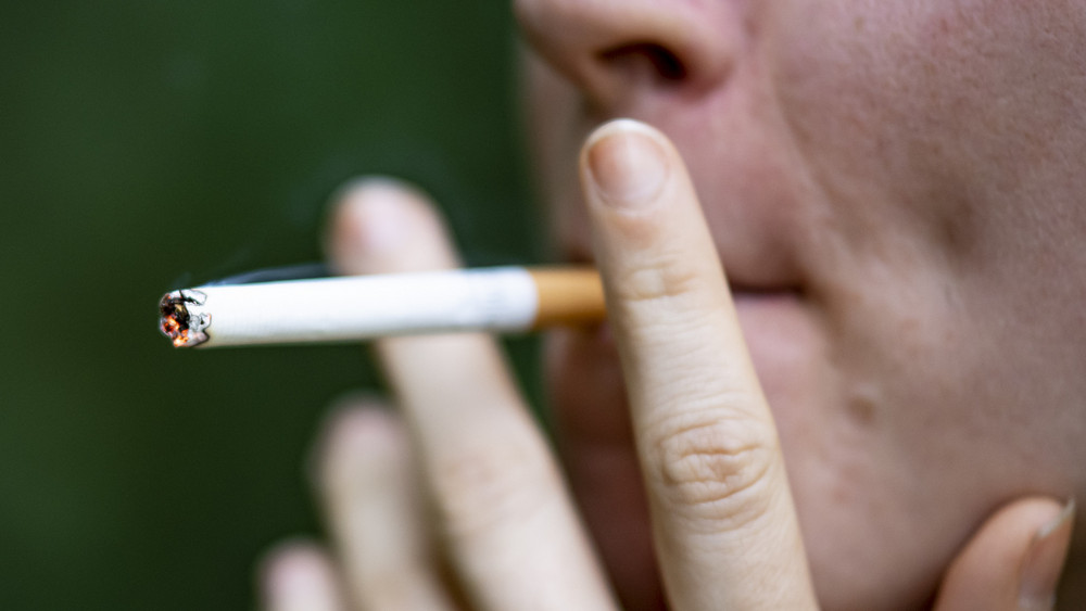 Rauchen schadet der Gesundheit: Nun fordert der Drogenbeauftragte der Bundesregierung, mehr dagegen zu tun (Symbolbild).