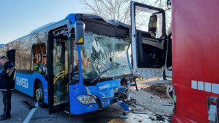 Bus prallt in Walldorf frontal in Lkw - Zwei Menschen in Lebensgefahr