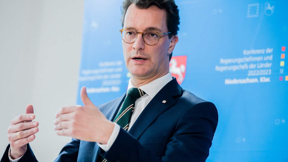 Hendrik Wüst (CDU), Ministerpräsident von Nordrhein-Westfalen, hat vor der Ministerpräsidentenkonferenz mehr europäische Solidarität bei der Verteilung von Flüchtlingen sowie mehr Geld vom Bund gefordert.