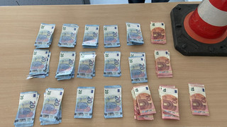 A3: Geldscheine flattern über die Autobahn bei Heusenstamm