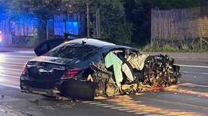 2 Schwerverletzte bei Unfall in Frankfurt - AMG komplett zerstört