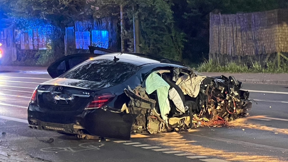 Der Sportwagen wurde bei dem Unfall komplett zerstört.