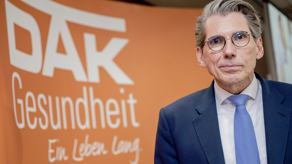 Der Vorstandschef der Krankenkasse DAK-Gesundheit, Andreas Storm, erwartet für die Kranken- und Pflegeversicherung deutlich höhere Beiträge im Jahr 2025.