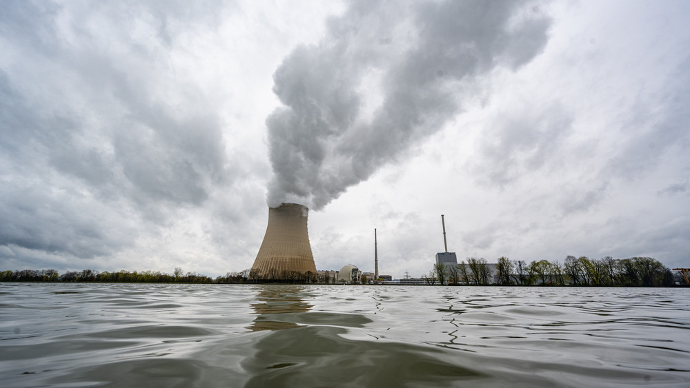 Das Kernkraftwerk Isar 2 hat im April als eins der letzten drei noch laufenden deutschen Akw seinen Betrieb eingestellt (Archivbild).