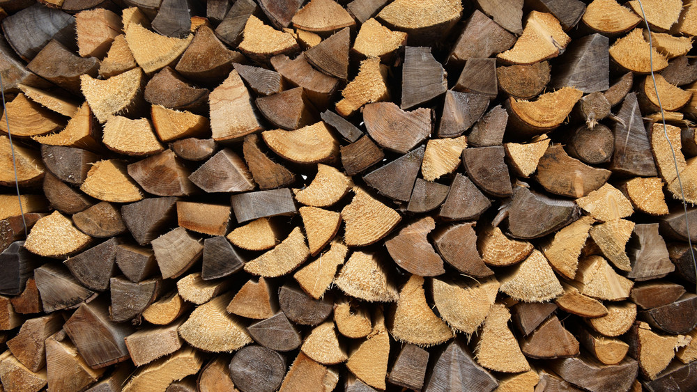 Kaminholz günstig kaufen: Gestapelte Holzscheite