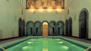 Wegen Energiekrise zu: Therme und Saunen in Wiesbaden öffnen wieder