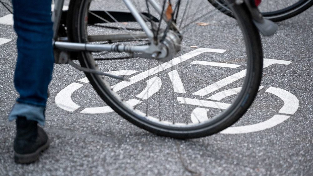 Ein junger Erwachsener starb bei einem Fahrradsturz.