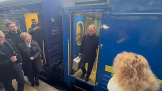 Besuch in Kiew: Scholz sagt weitere Waffenlieferungen zu