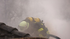 Anwohner bemerken Rauchentwicklung: Garage lichterloh in Flammen