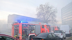 Rauchwolke über Berlin: Lagerhalle steht in Flammen