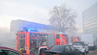 Rauchwolke über Berlin: Lagerhalle steht in Flammen