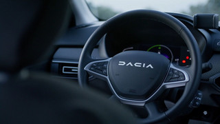 Der Dacia Jogger - Innenraum mit zahlreichen Staumöglichkeiten und Fahrerorientiertes Cockpit