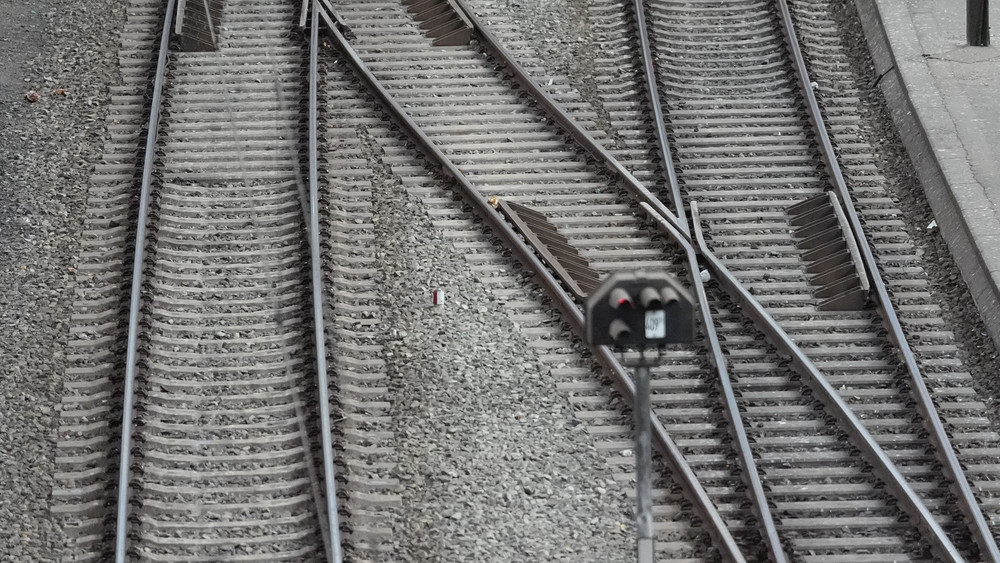 Gleise und Weichen sind an einem Bahnhof zu sehen