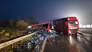 Umgestürzter LKW-Anhänger: Vollsperrung nach Unfall auf B49 in Solms