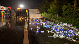 LKW kippt auf A3 bei Niedernhausen um - Waschmittel auf der Autobahn